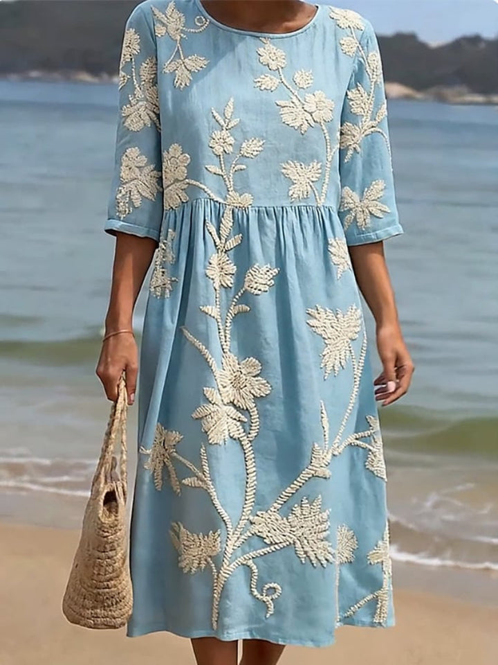 Robe d'été bleue avec accents floraux
