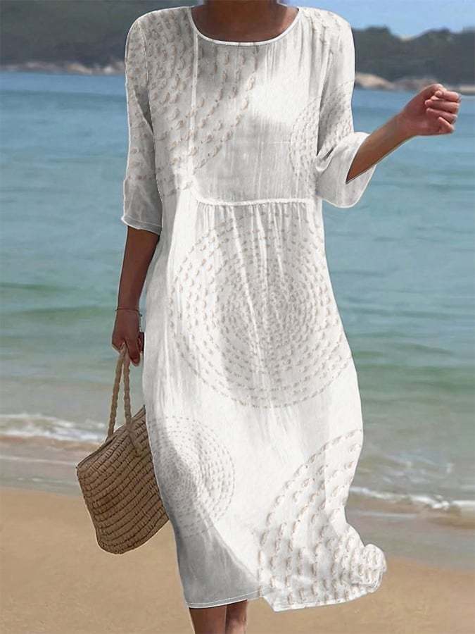 Robe blanche brodée avec un détail fin